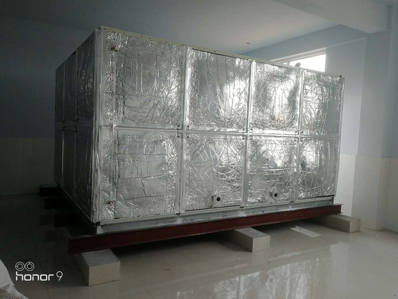 4台腾翔玻璃钢橡塑保温水箱安装现场